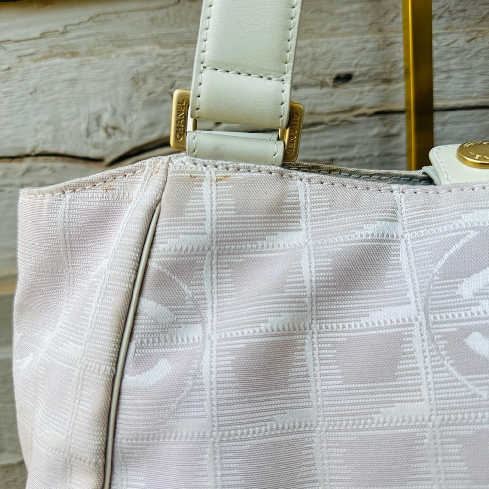 CHANEL travel line shoulder bag with COA - Picture 4 of 17